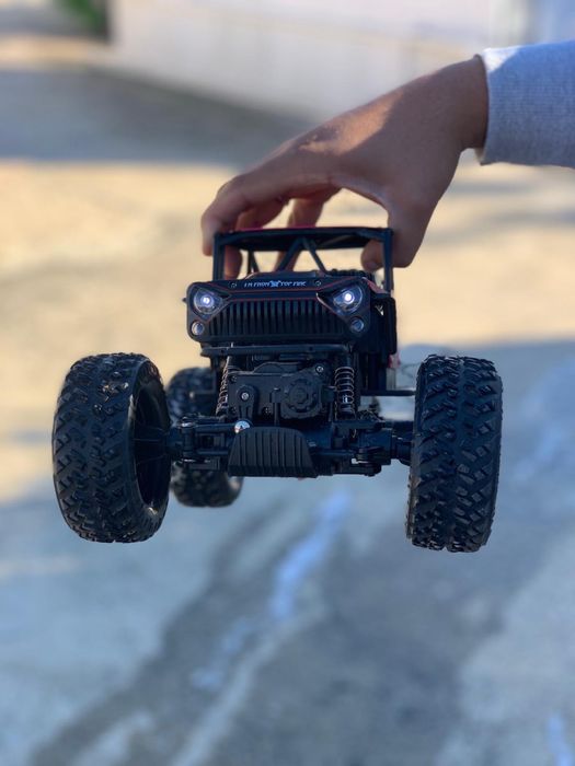 Carrinho de trilha com comando