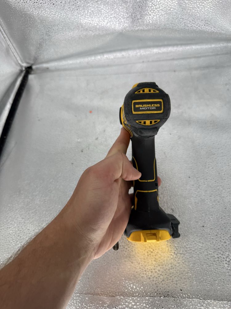 Дрель-шуруповерт аккумуляторная бесщеточная DeWALT DCD791