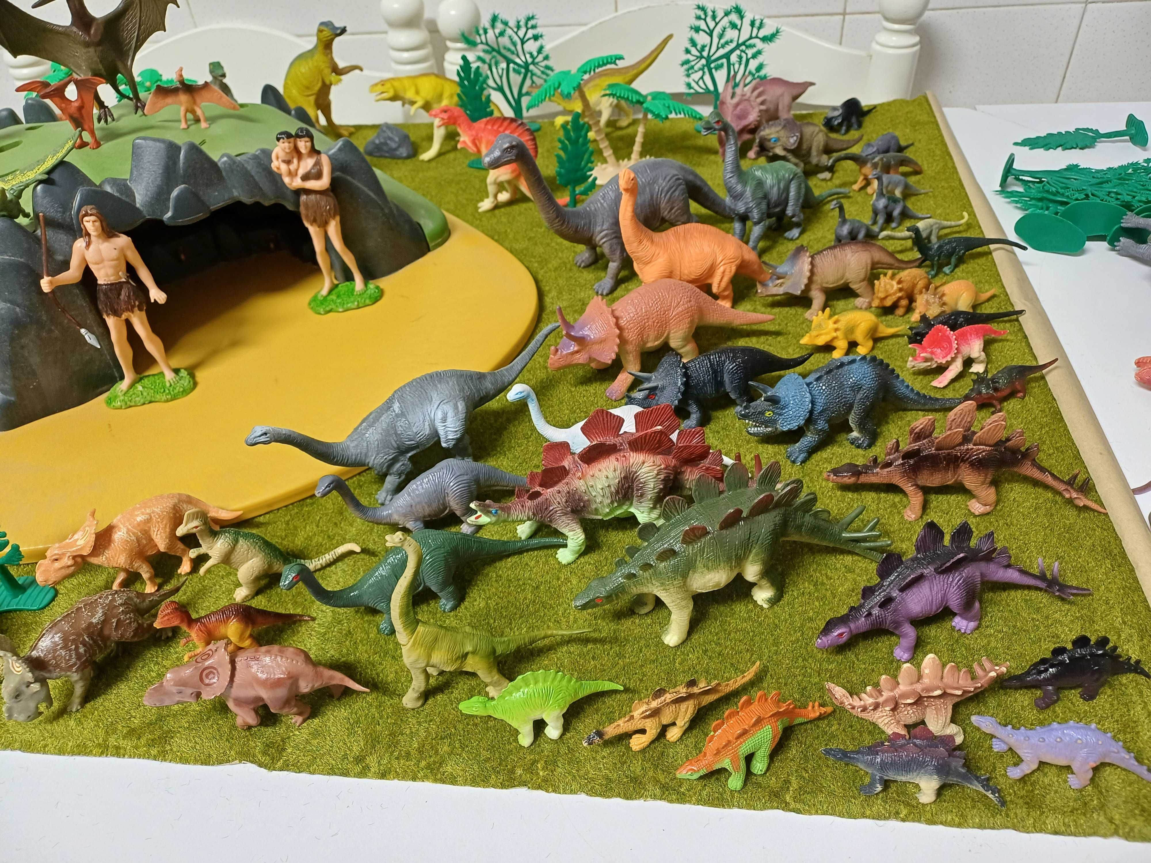 Gruta pré-histórica com 2 humanos e 100 dinossauros diferentes