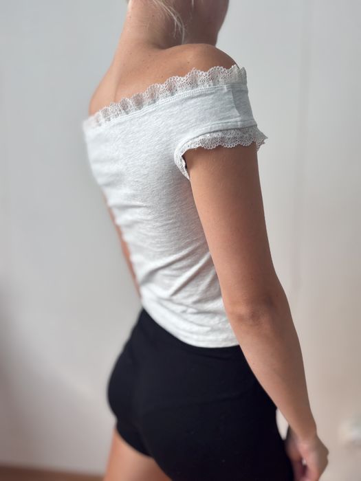 Bawelniany top opuszczany na ramiona koronkowy szary melanz Asos