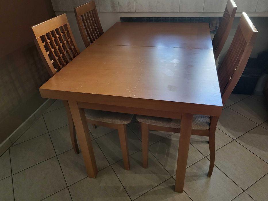 Stół rozkładany z krzesłami