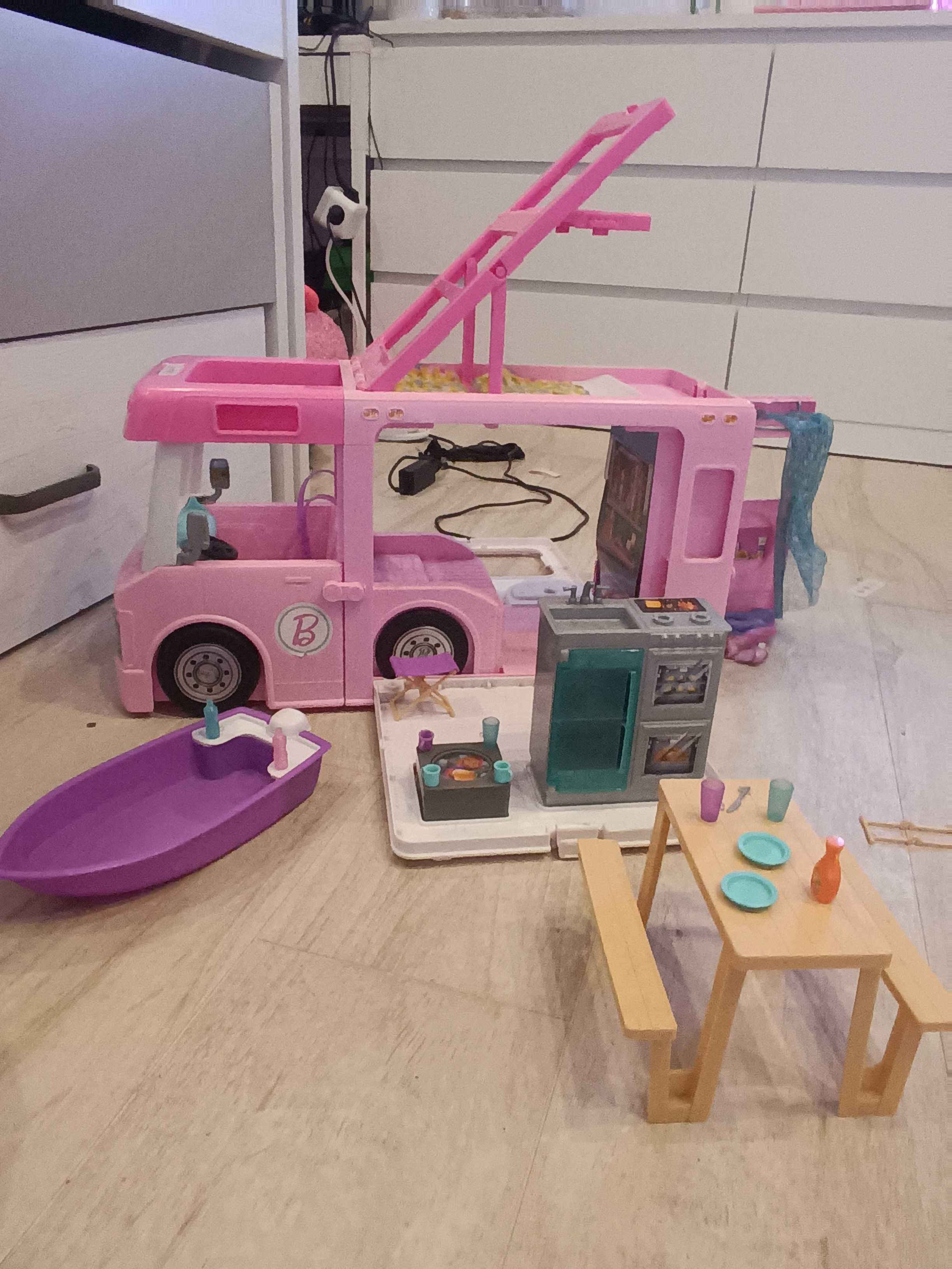 Caravana da Barbie completa