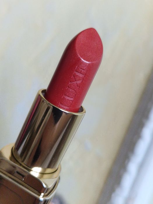 Помада Luxe , свіженька