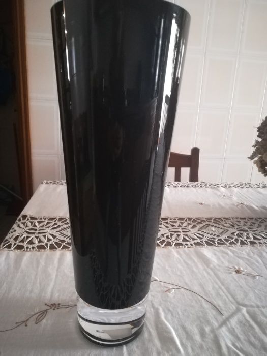 Jarra preta em vidro com 41 cm de altura