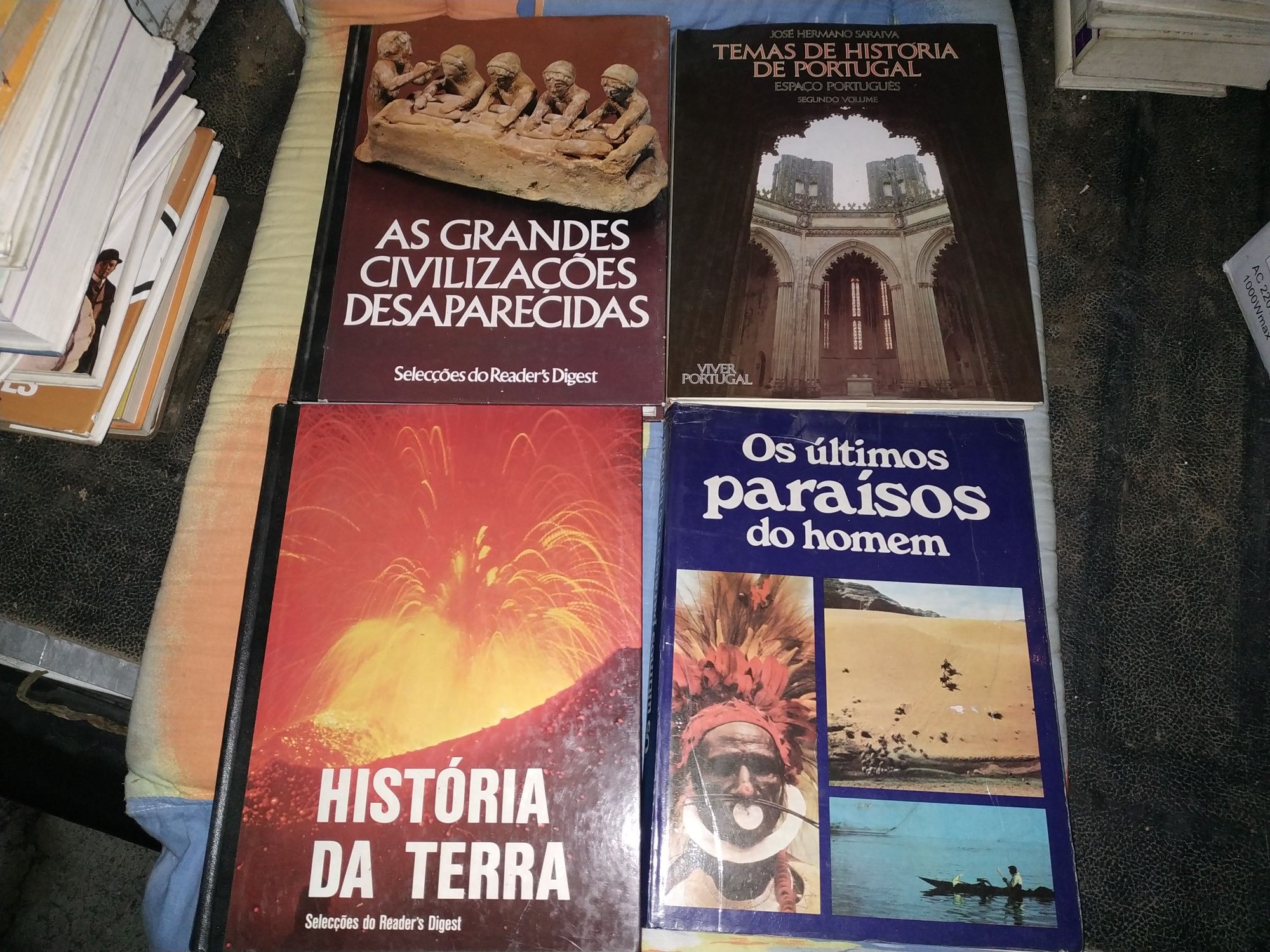 Livros antigos com muitos anos