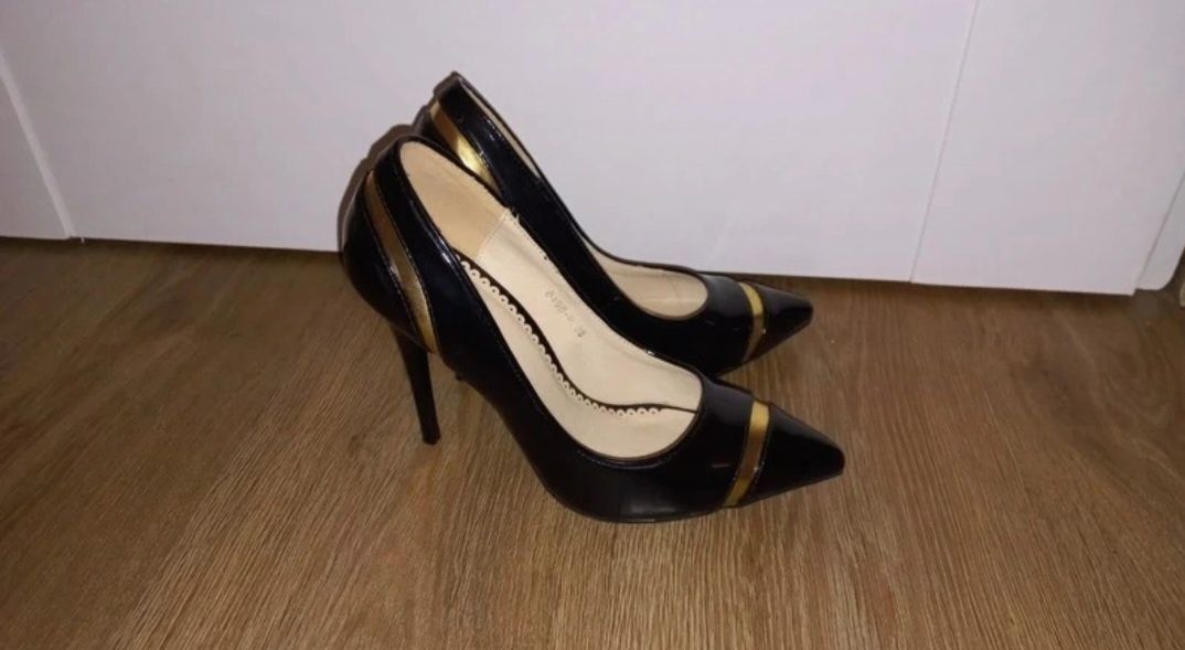Buty szpilki czarne lakierowane ze złotym paskiem damskie czółenka