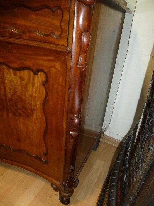 Ozdobna neobarokowa komoda z lustrem z początku XX w