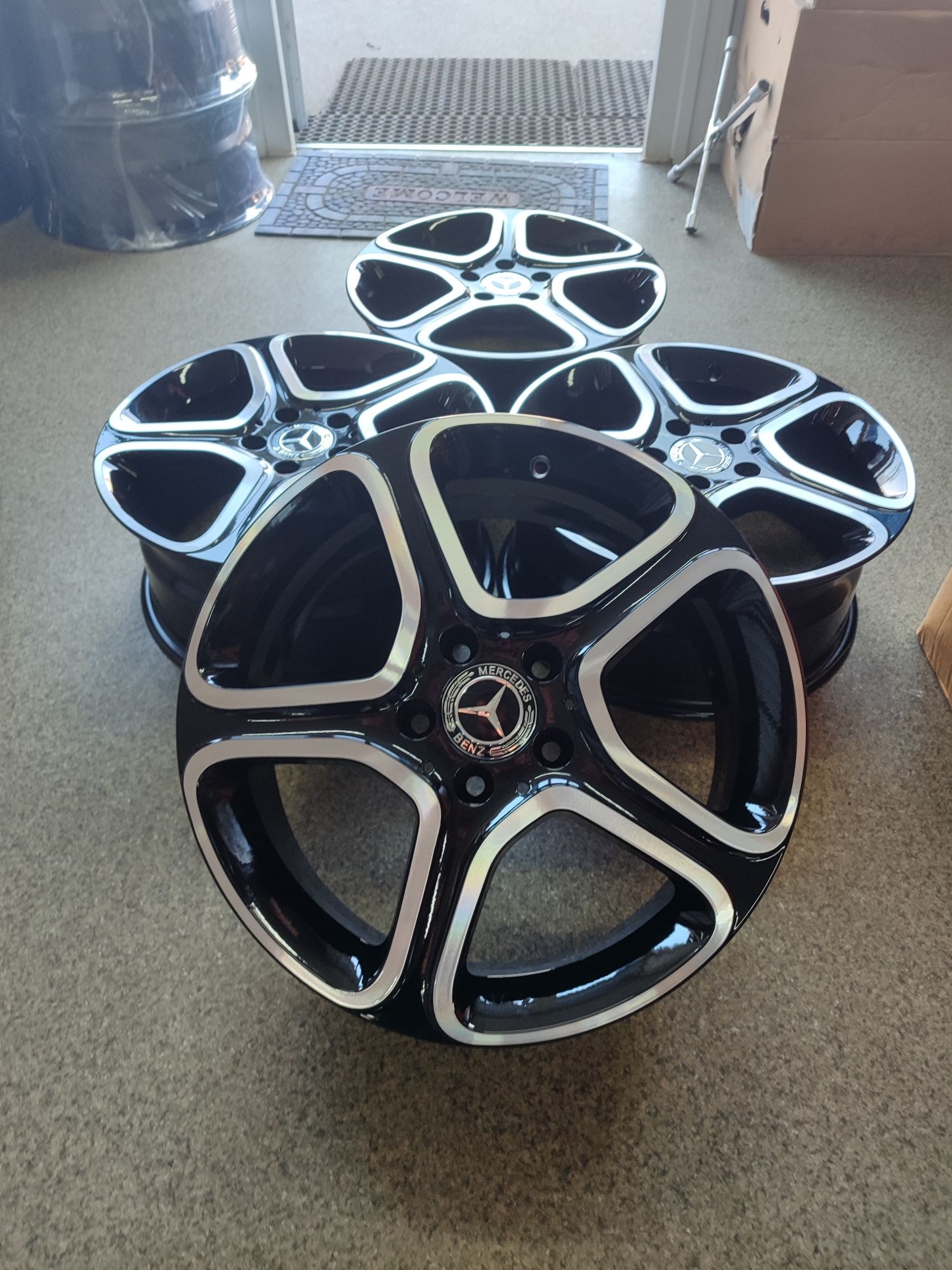 Литі диски mersedes R17 5x112 7.5 ET52 DIA 66.6

Исто