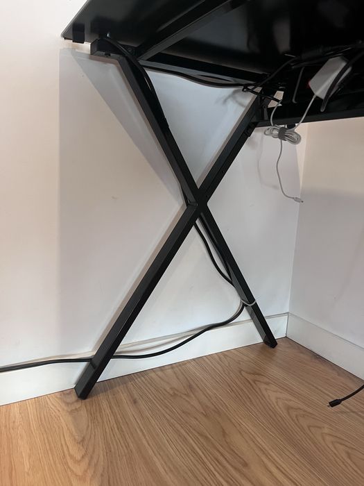 Secretária com estrura em metal e tampo em vidro preto