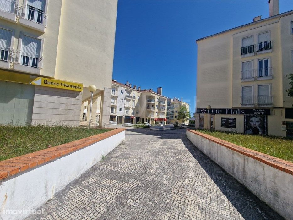 Loja com montra no Centro da Charneca da Caparica / Palhais