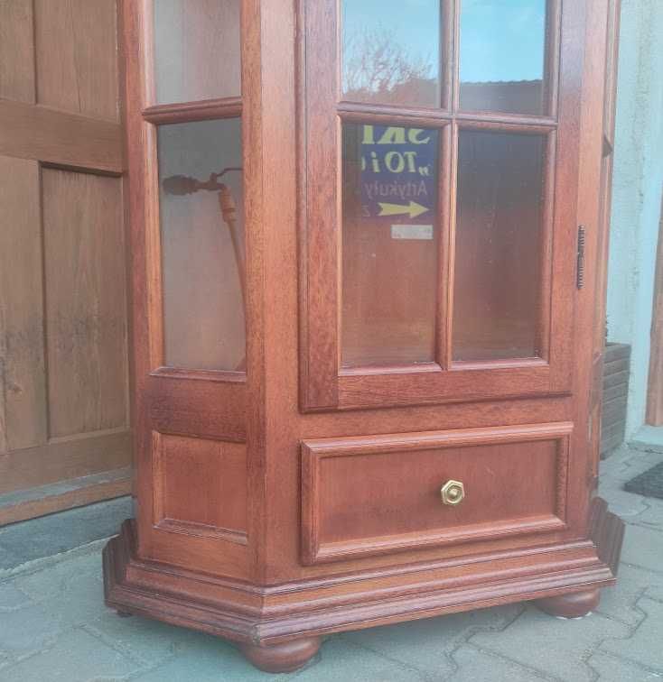 Bardzo ładna witryna biblioteczka  orzechowa  z szufladą