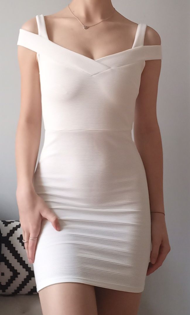 Biała obcisła sukienka mini r.XS