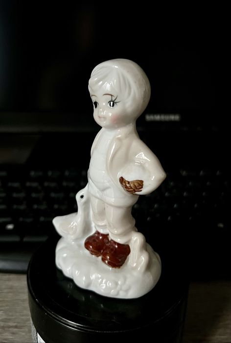 Фарфоровая статуэтка Мальчик с гусем, 10,5 см