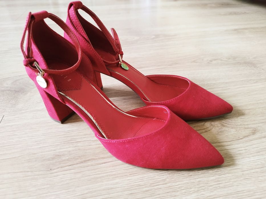 Czółenka damskie na słupku, zamsz, zapięcie na kostce, złote elementy