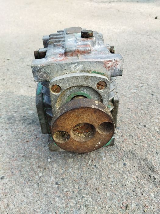 Продам редуктор червячний 1:40