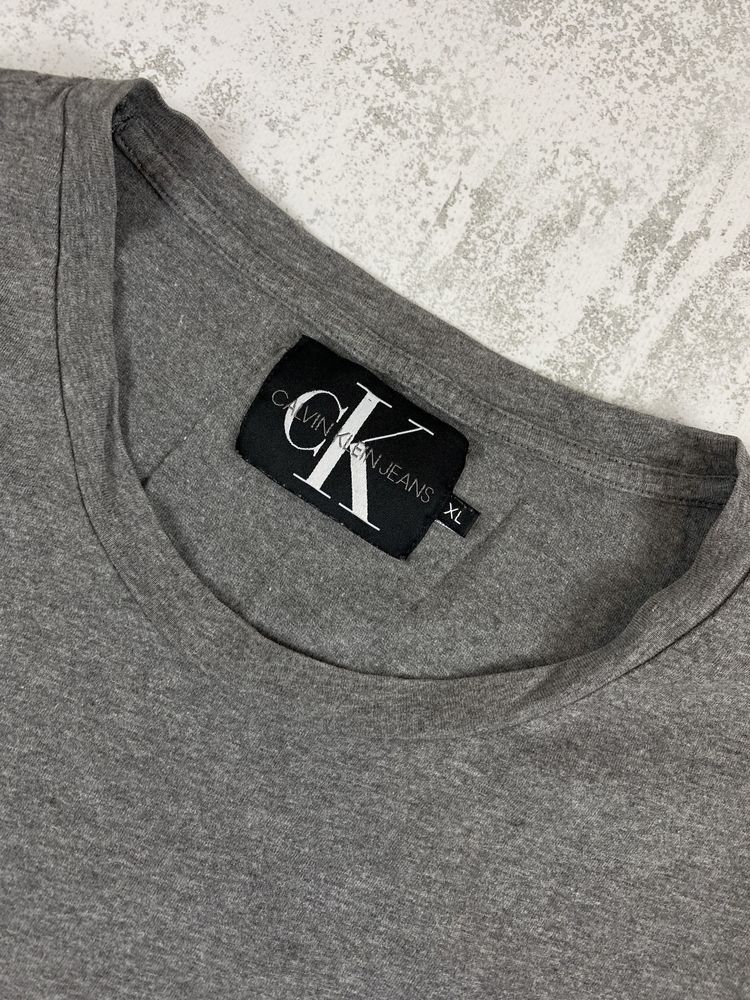 Сіра футболка Calvin Klein: Стильний Червоний Логотип