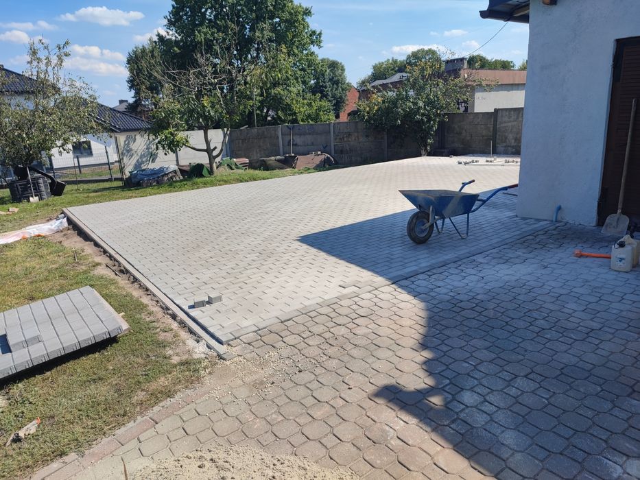 Układanie kostki brukowej obrzeży krawężnika