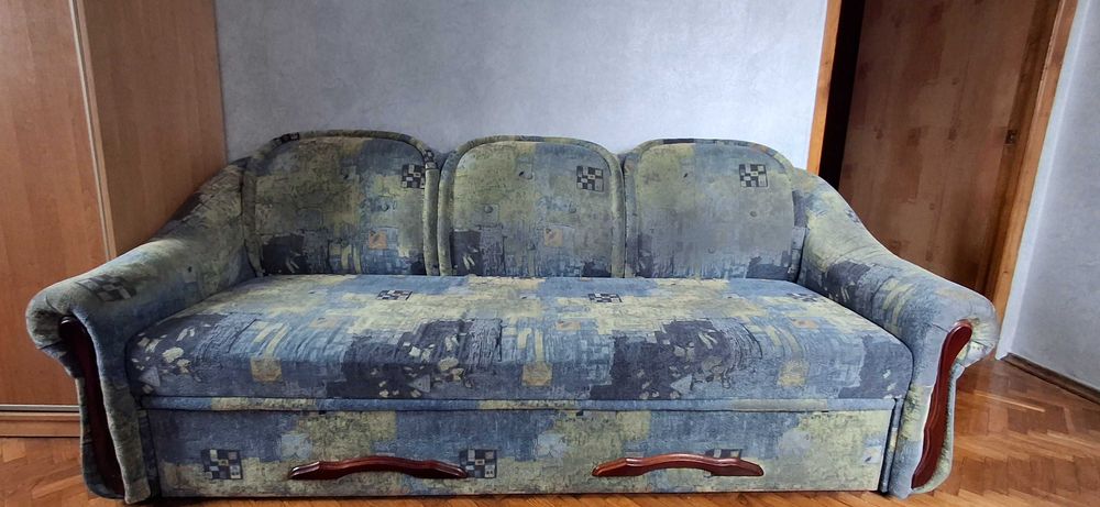 Диван у ганому стані