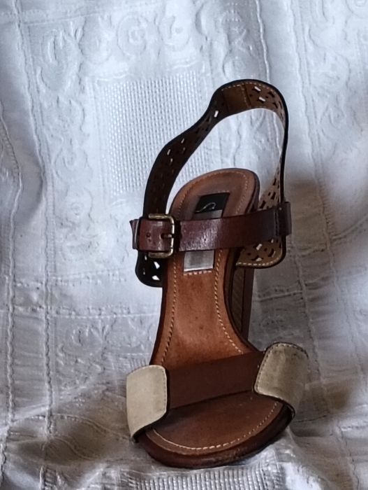 Sandálias em pele genuína