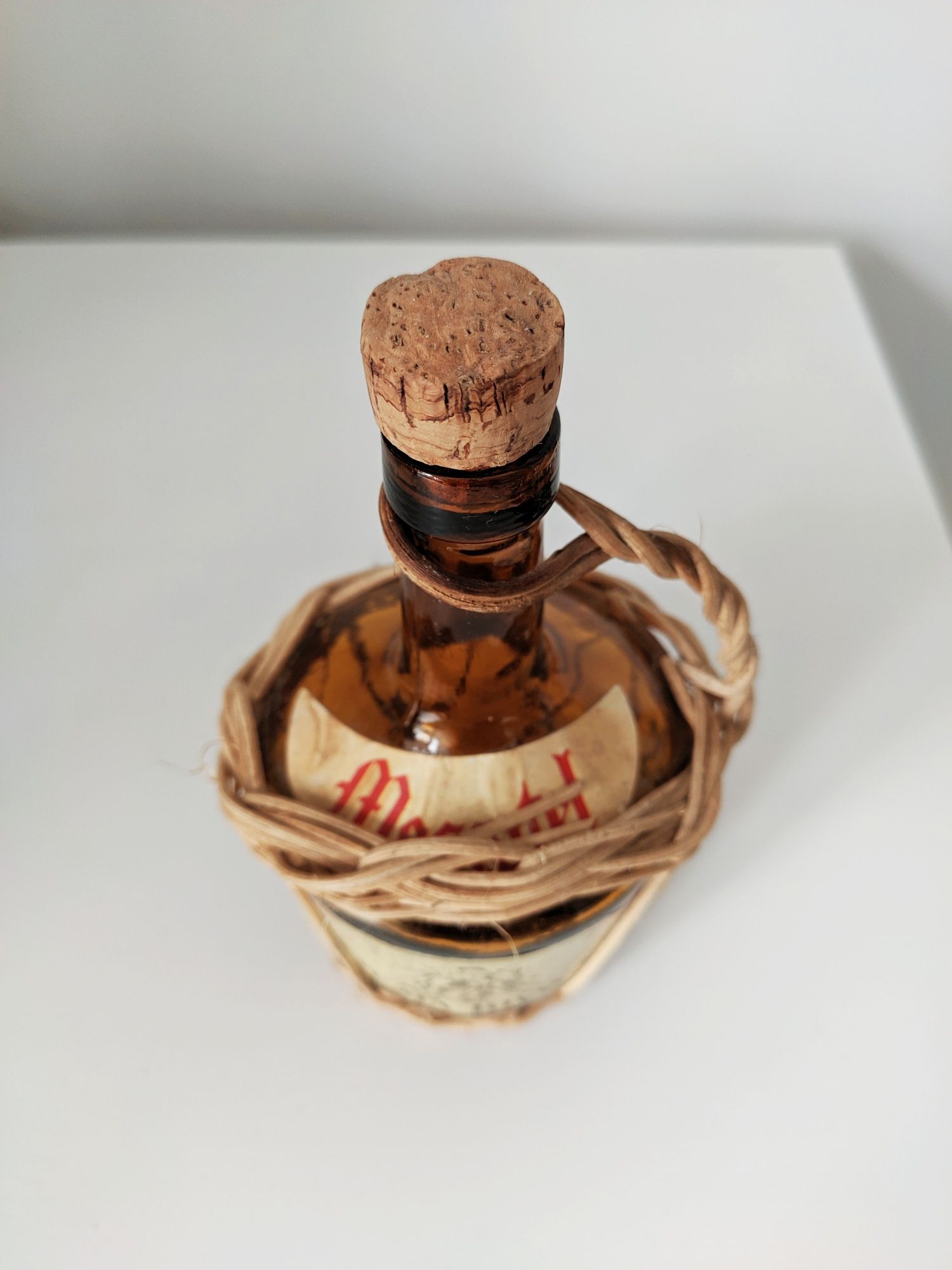 Ozdobna butelka Hiszpania wiklinowy koszyk wiklina
