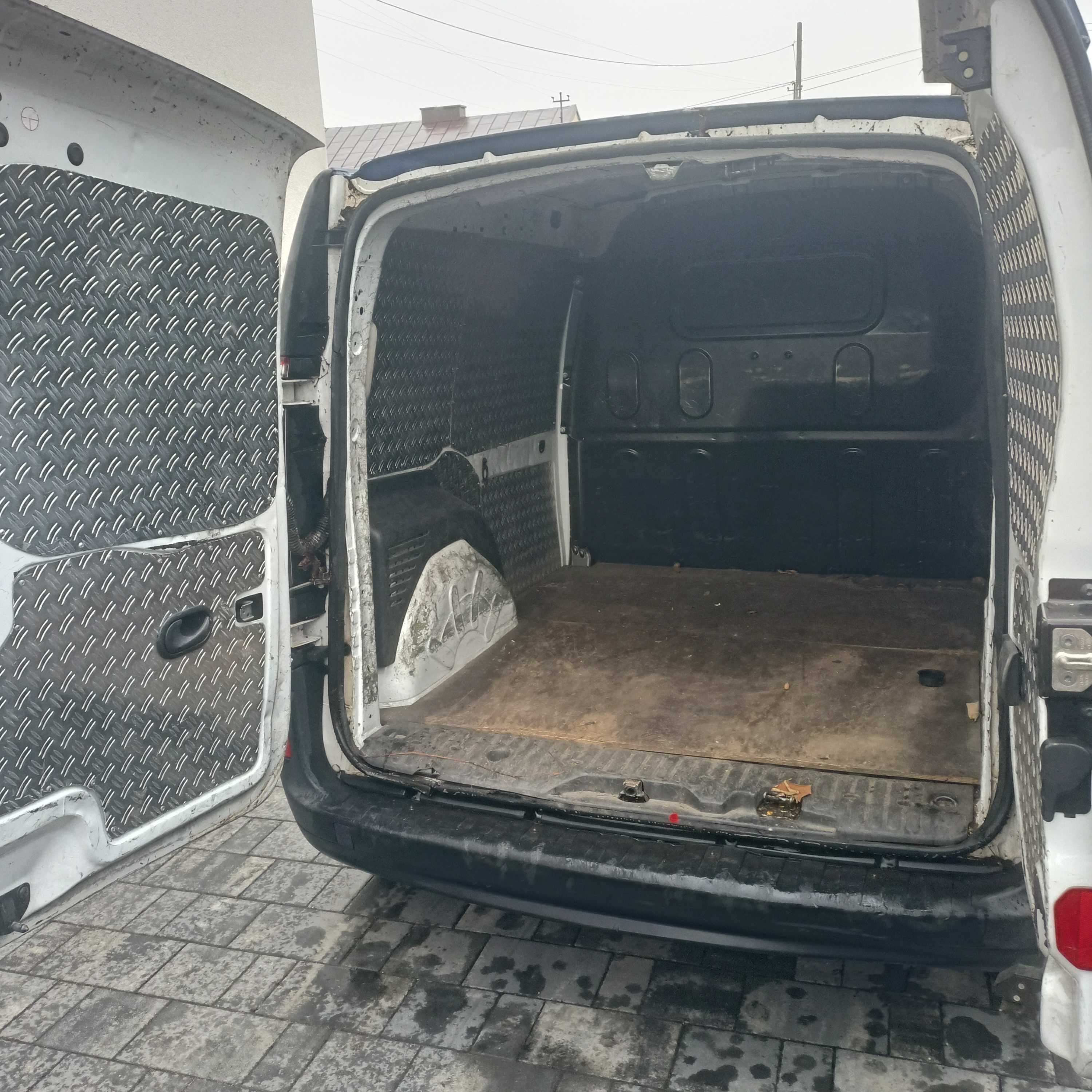 Renault Kangoo e-tech z e. Elektryk jeżdżący