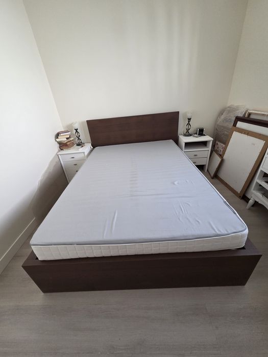 cama casal em castanho escuro