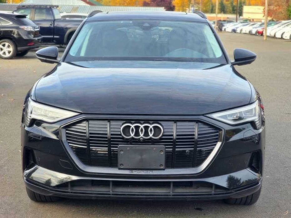 Audi e-tron      2022