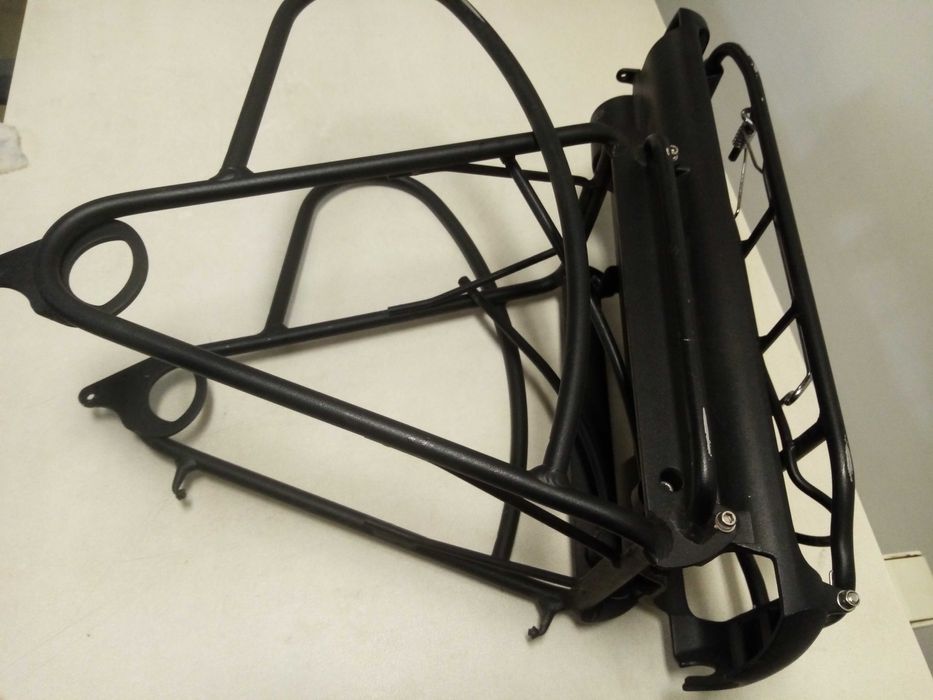 Bagażnik do roweru elektrycznego.