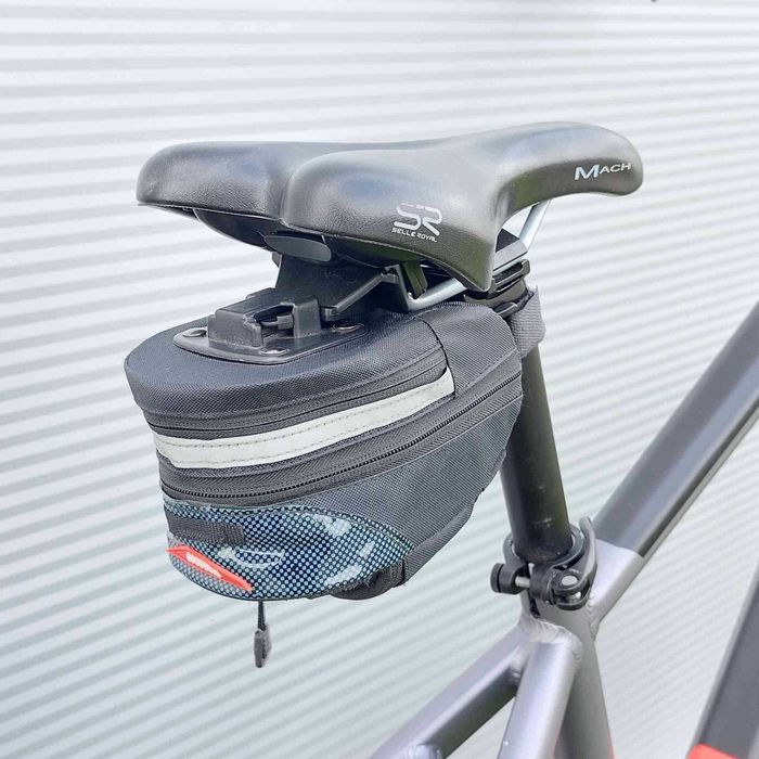 Sakwa rowerowa poj. ok. 1L podsiodłowa, montaż na klamrę, powiększana