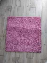 Różowy kwadratowy dywan IKEA
