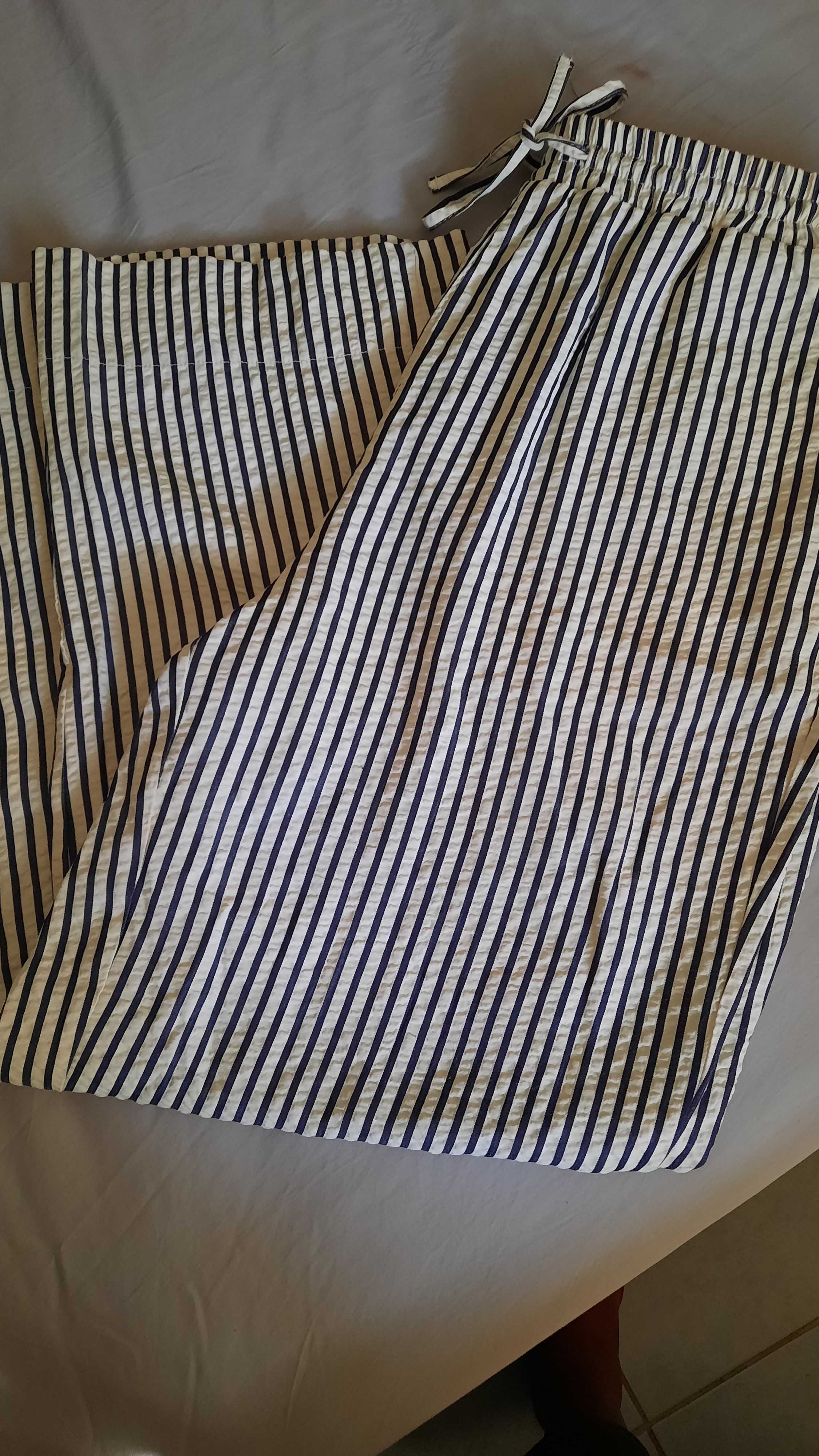 Calça às riscas azul e branco
