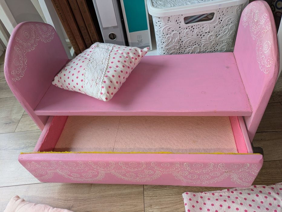 Дерев'яне ліжко для ляльки +білизна