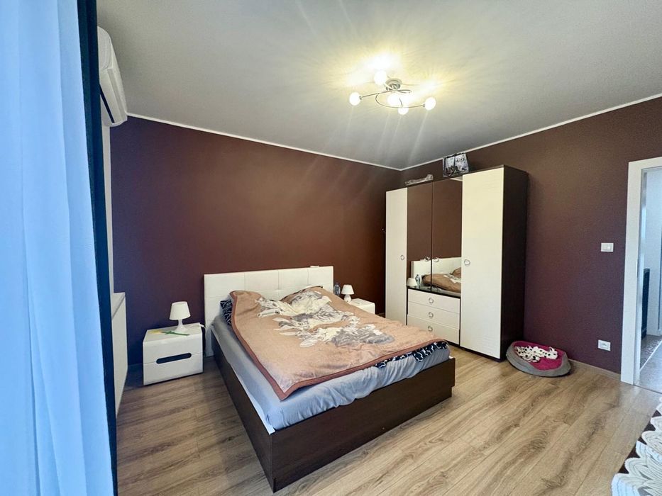 Łóżko  z szafkami nocnymi, szafa oraz komodą