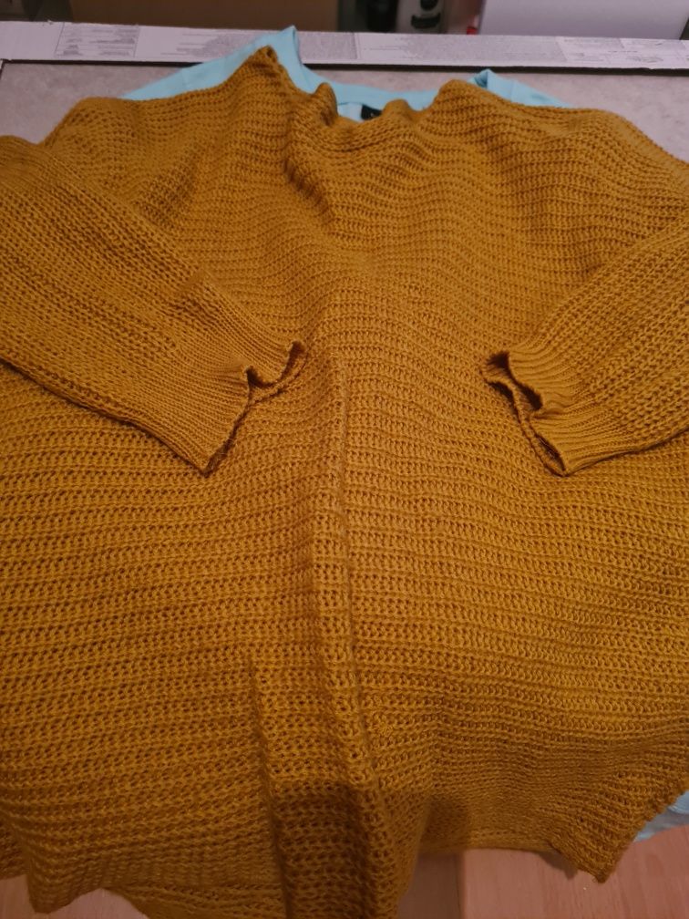 Musztardowy sweter