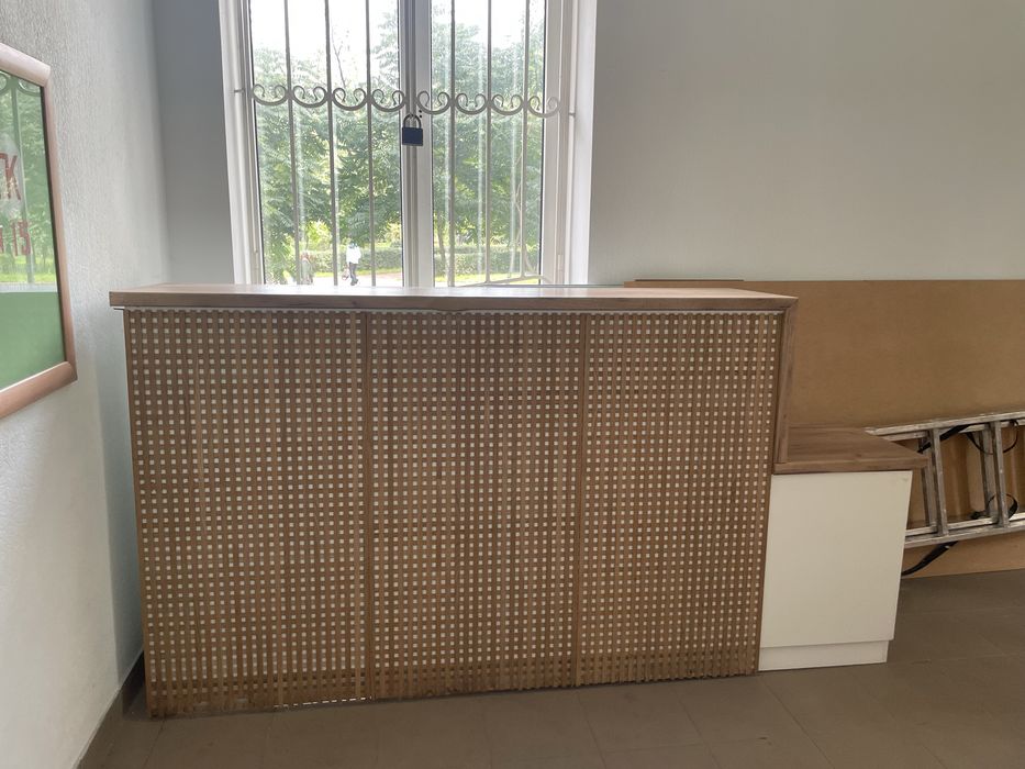 Меблі для кавʼярні або кухні