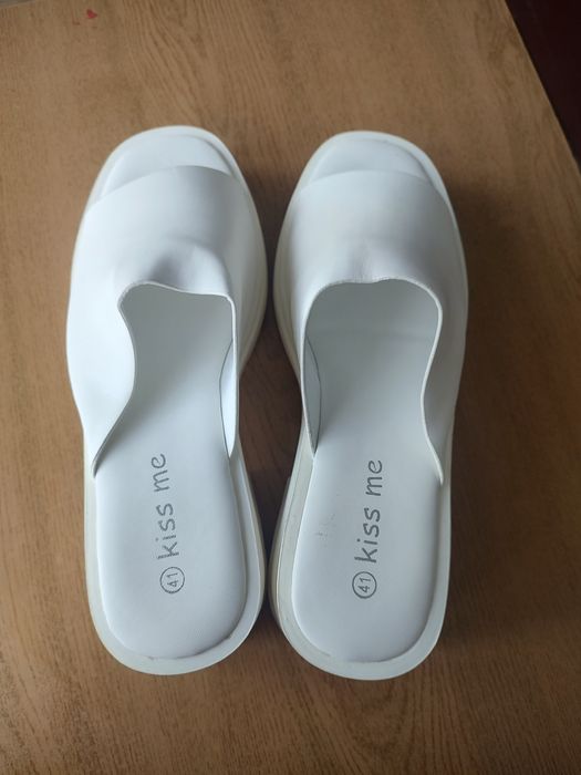 Продам шльопки білі