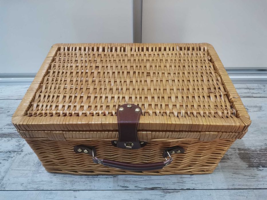 Walizka piknikowa, duża,zadbana, wym. 46x30x21 cm, komplet na 4 osoby