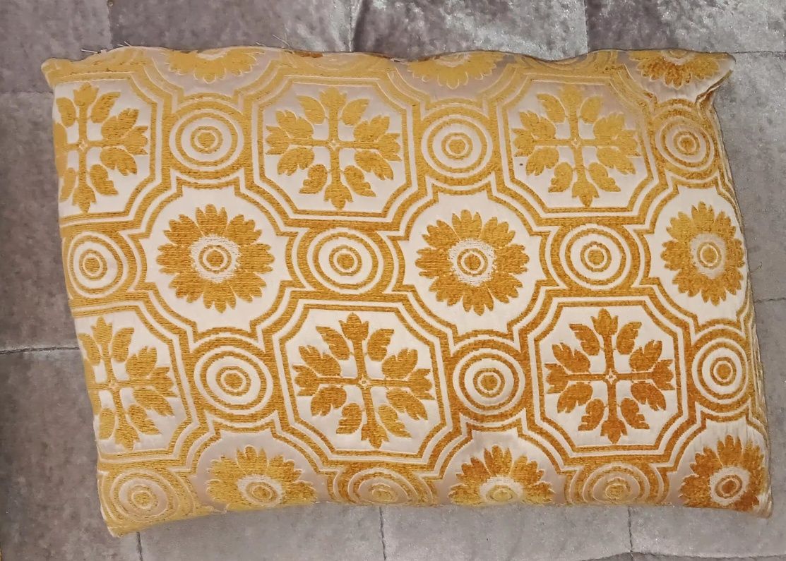 Almofadas com padrão em dourado