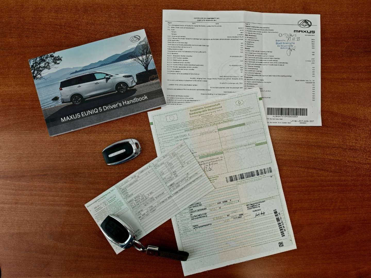Maxus Euniq 5 bezwypadkowy, VAN 6 osób, elektryczny 177KM, złącze CCS, bateria 70kWh