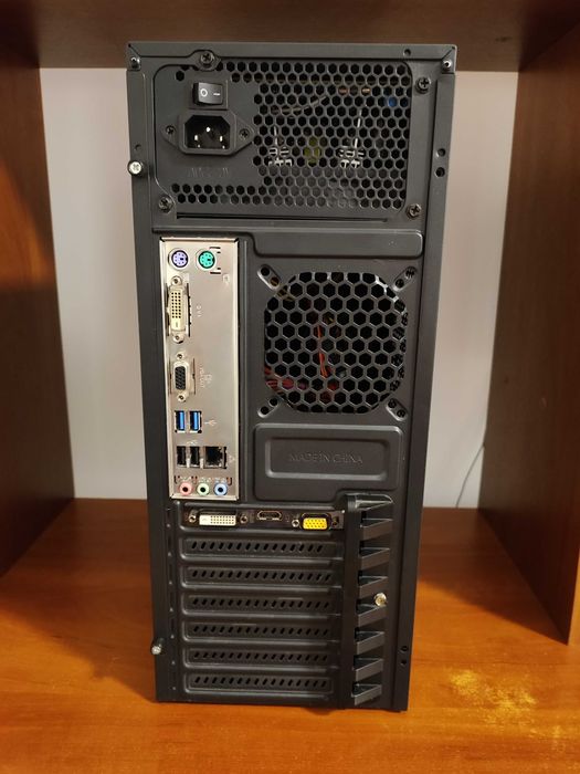 Комп'ютер стаціонарний в хорошому стані