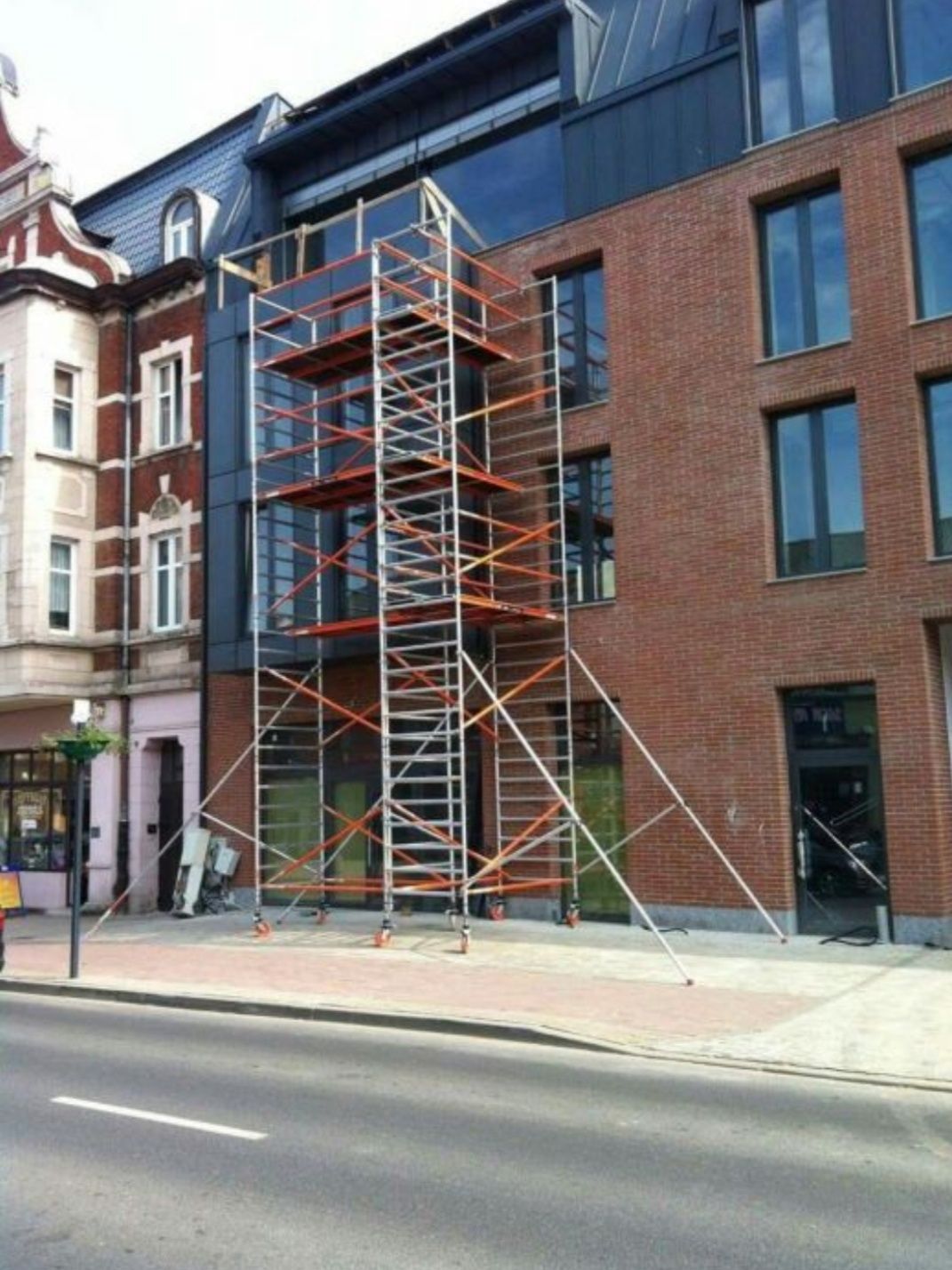 Wynajem rusztowań aluminiowych jezdnych i elewacyjnych