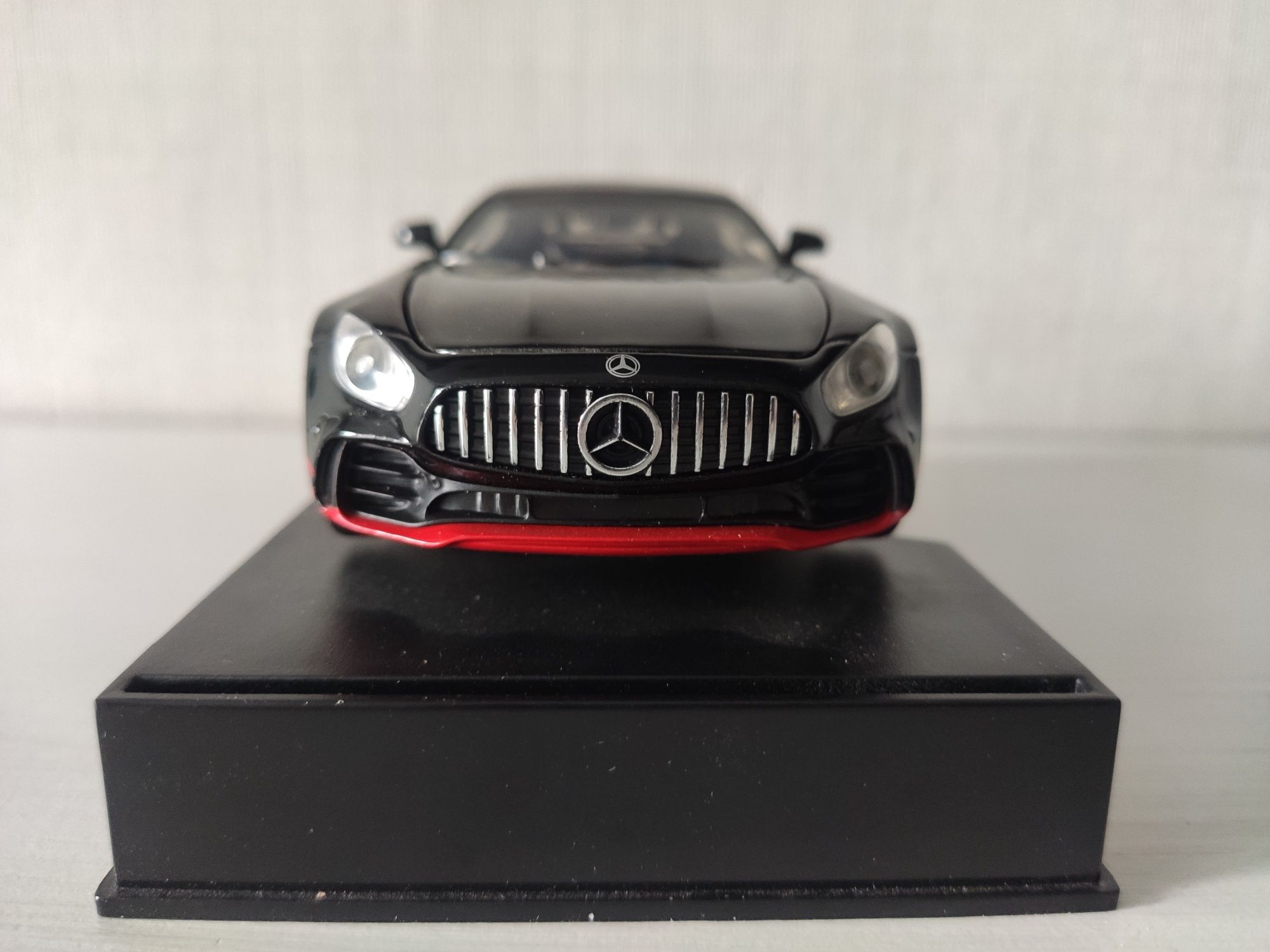 Модель автомобиля Mercedes AMG GTR