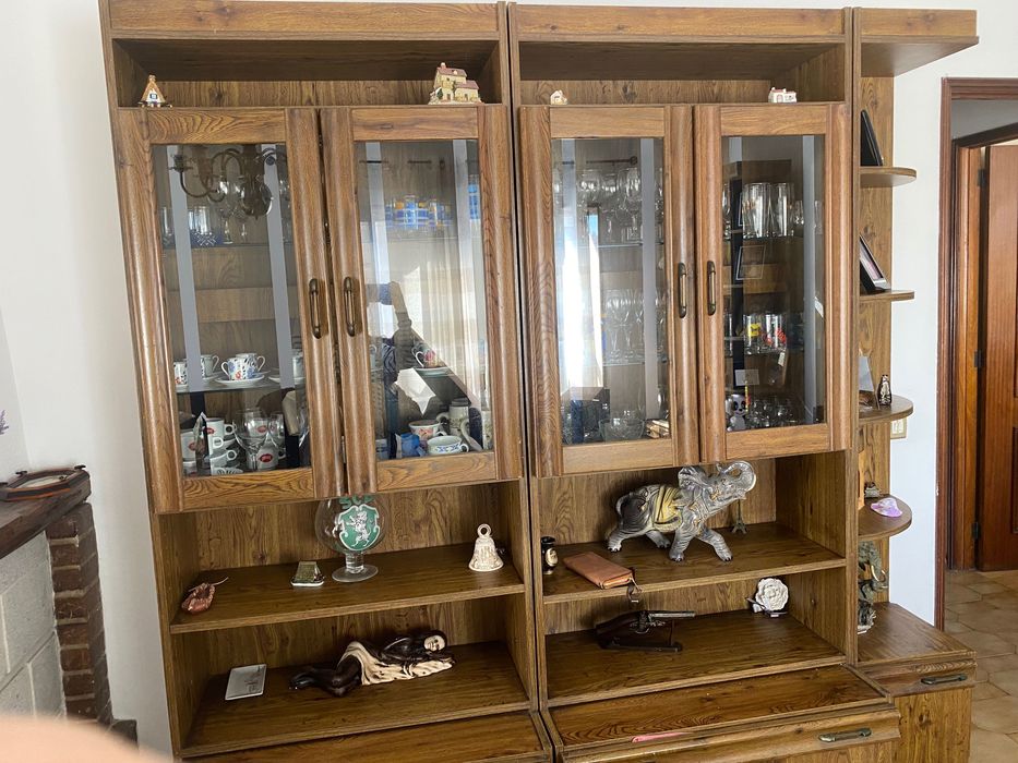 Móvel de sala com cristaleira