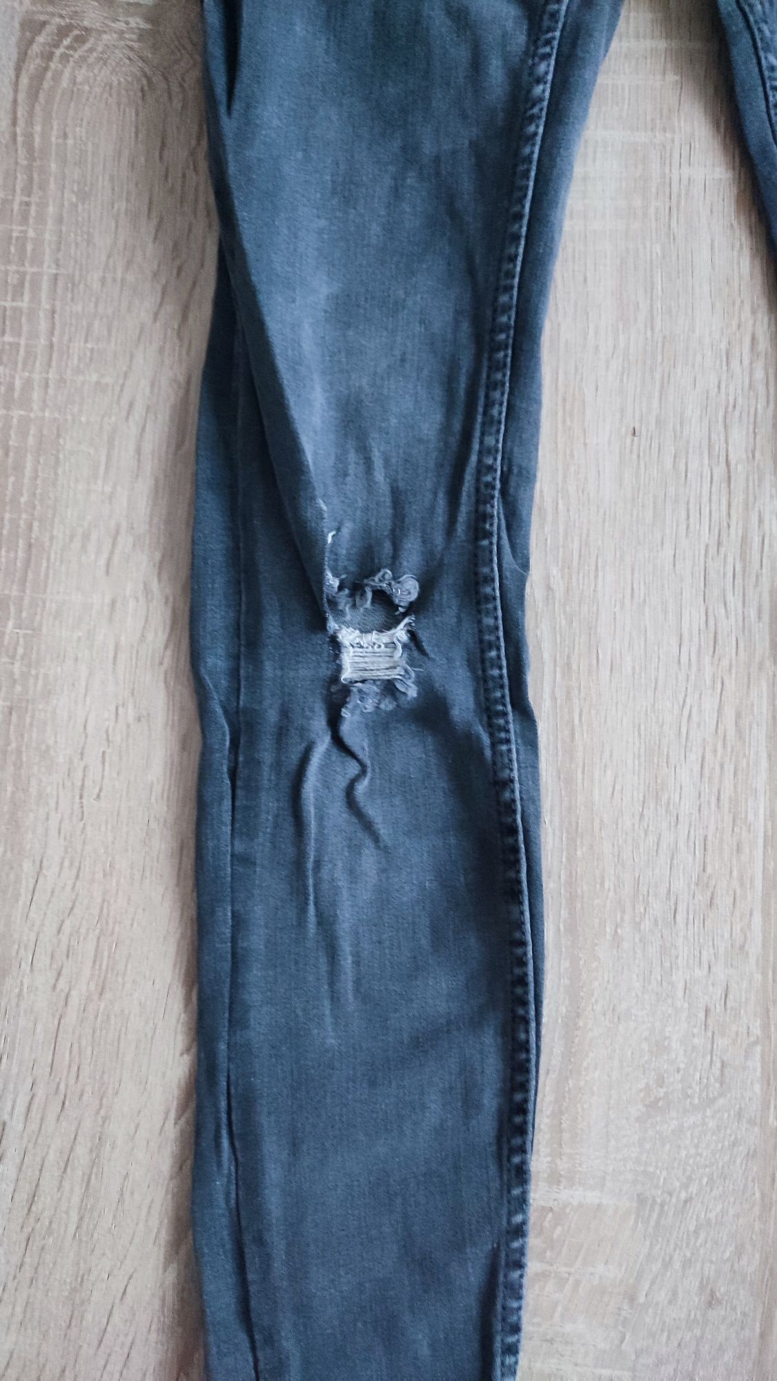 Ciemno szare jeansy z dziurami rozmiar 26 (mniejsze XS)