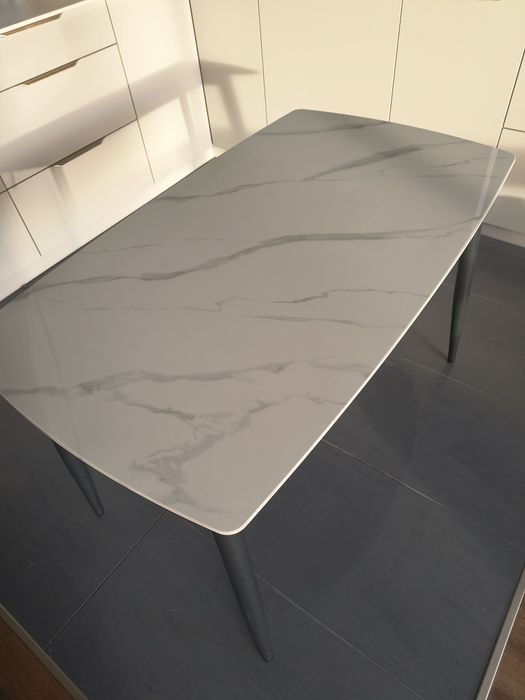 Stół z bialego spieku kwarcowego
