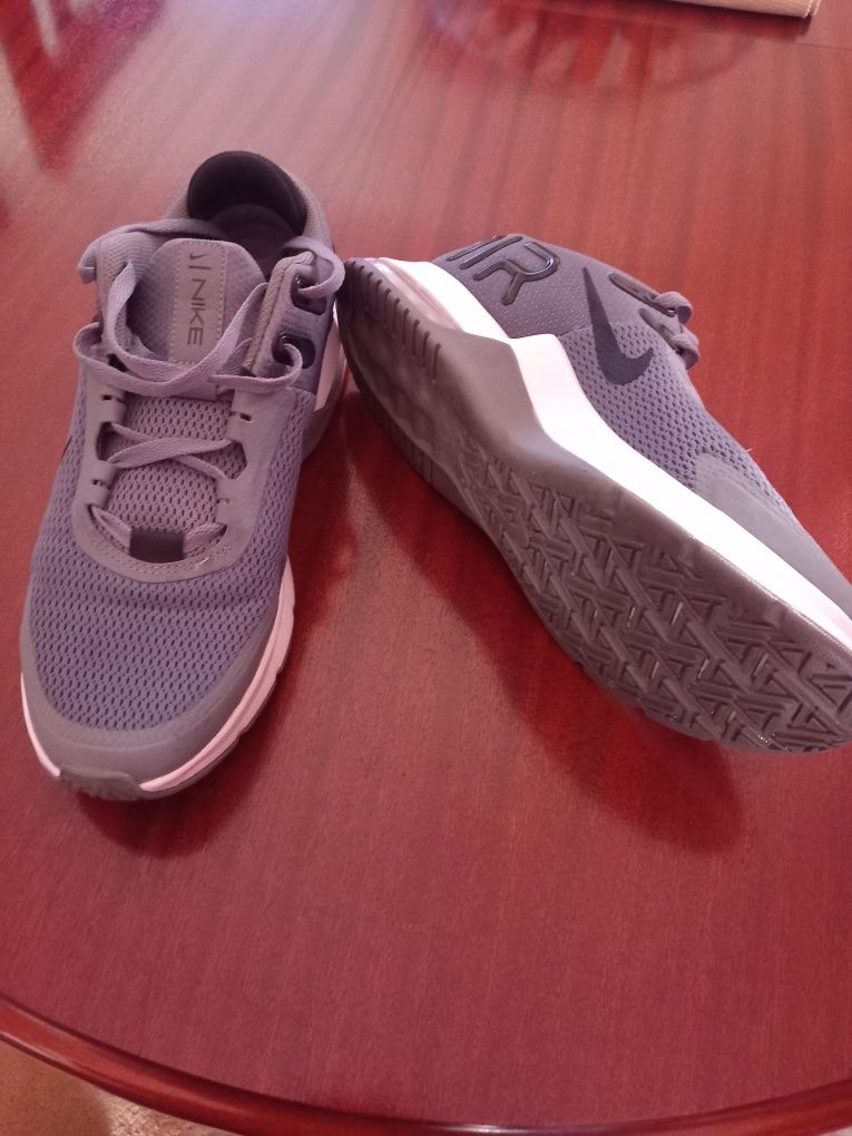 Ténis NIKE novos tamanho 45