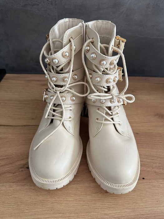 Kremowe buty bikery Bianco z perełkami i potrójną klamrą | r. 39