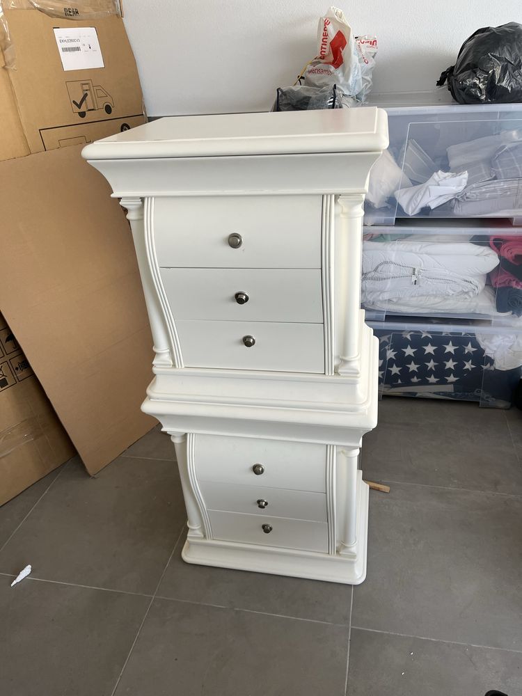 Mesa de cabeceira branca e cama