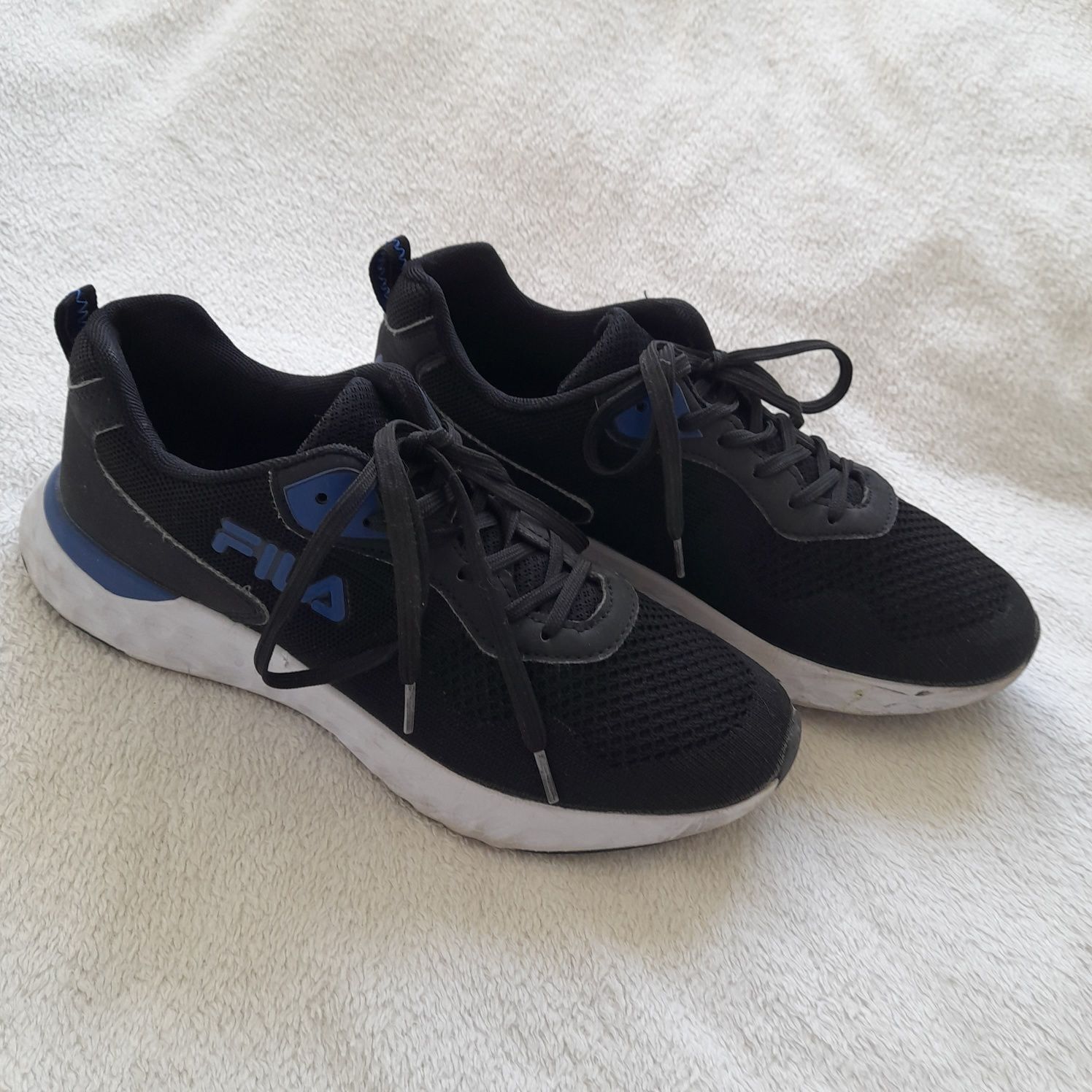 Buty FILA męskie czarne przewiewne r.40 dł.wkladki 25 cm RAZ założone