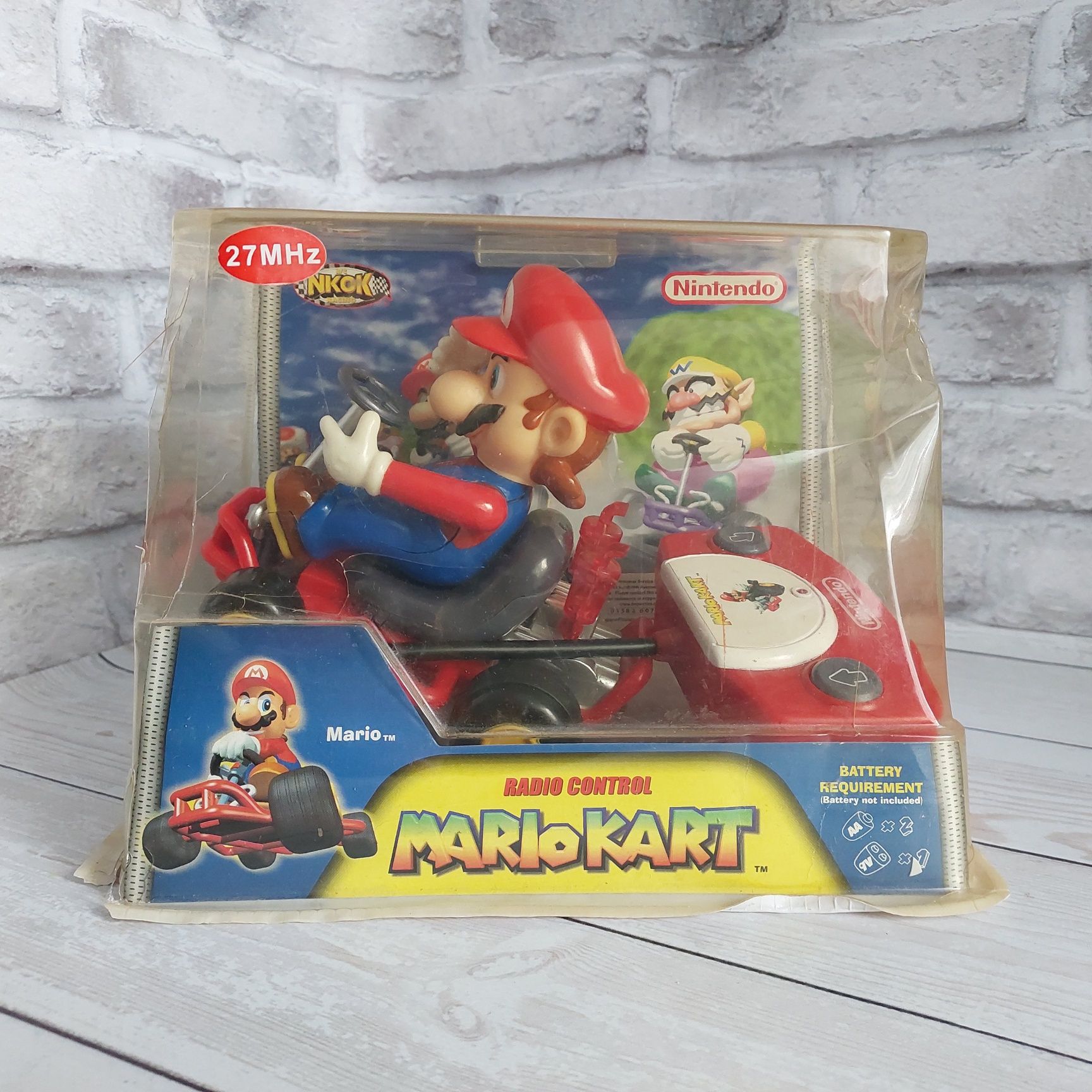 Вінтажна радіокерована іграшка Mario Kart з Маріо за кермом